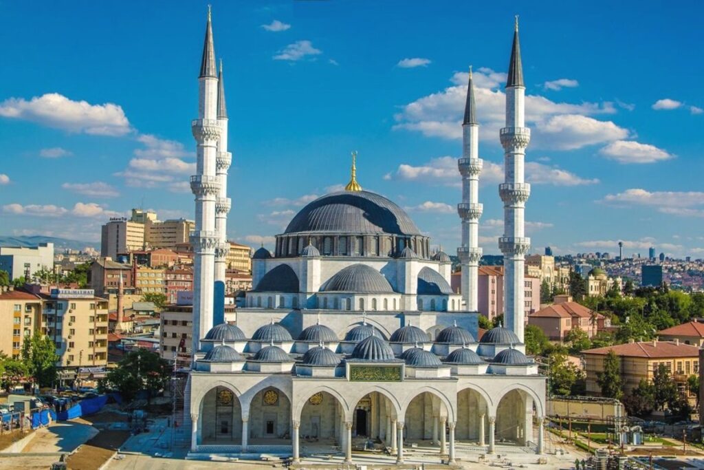 Мечеть Мелике Хатун в Анкаре с центрального входа