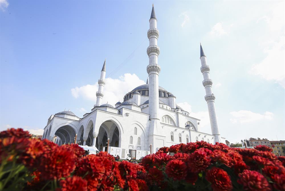 Мечеть Мелике Хатун в Анкаре сбоку