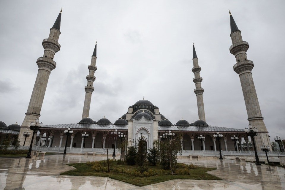 На территории мечети Северная Анкара